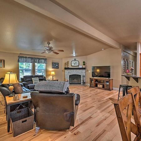 Munds Park Cabin Retreat With Deck And Fire Pit! Экстерьер фото